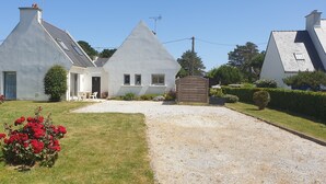 Una casa moderna con camino de grava y césped cuidado.