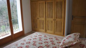 3 chambres, fer et planche Ă repasser