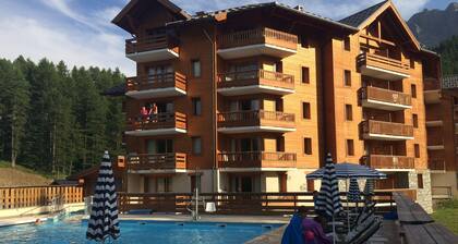 Vars Les Claux bel Appart. 2 ch. 6 couchages au pied des pistes piscine chauffée
