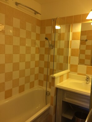 Bathtub, towels