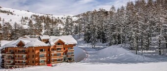 Vars Les Claux beautiful Apart. 2 c. 6 beds at the foot of the slopes heated pool
