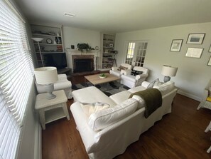 Smart TV, chimenea y libros 