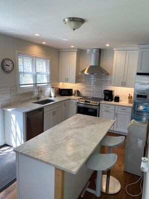 Refrigerador, microondas, parrilla de estufa y lavavajillas 