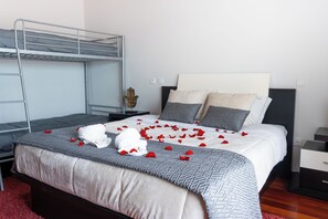 3 bedrooms, soundproofing, iron/ironing board, travel cot - Sand & Sea.            (Póvoa de Varzim)