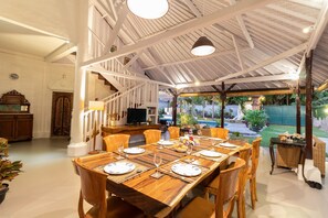 Flat-screen TV - Villa Miracle (Denpasar)