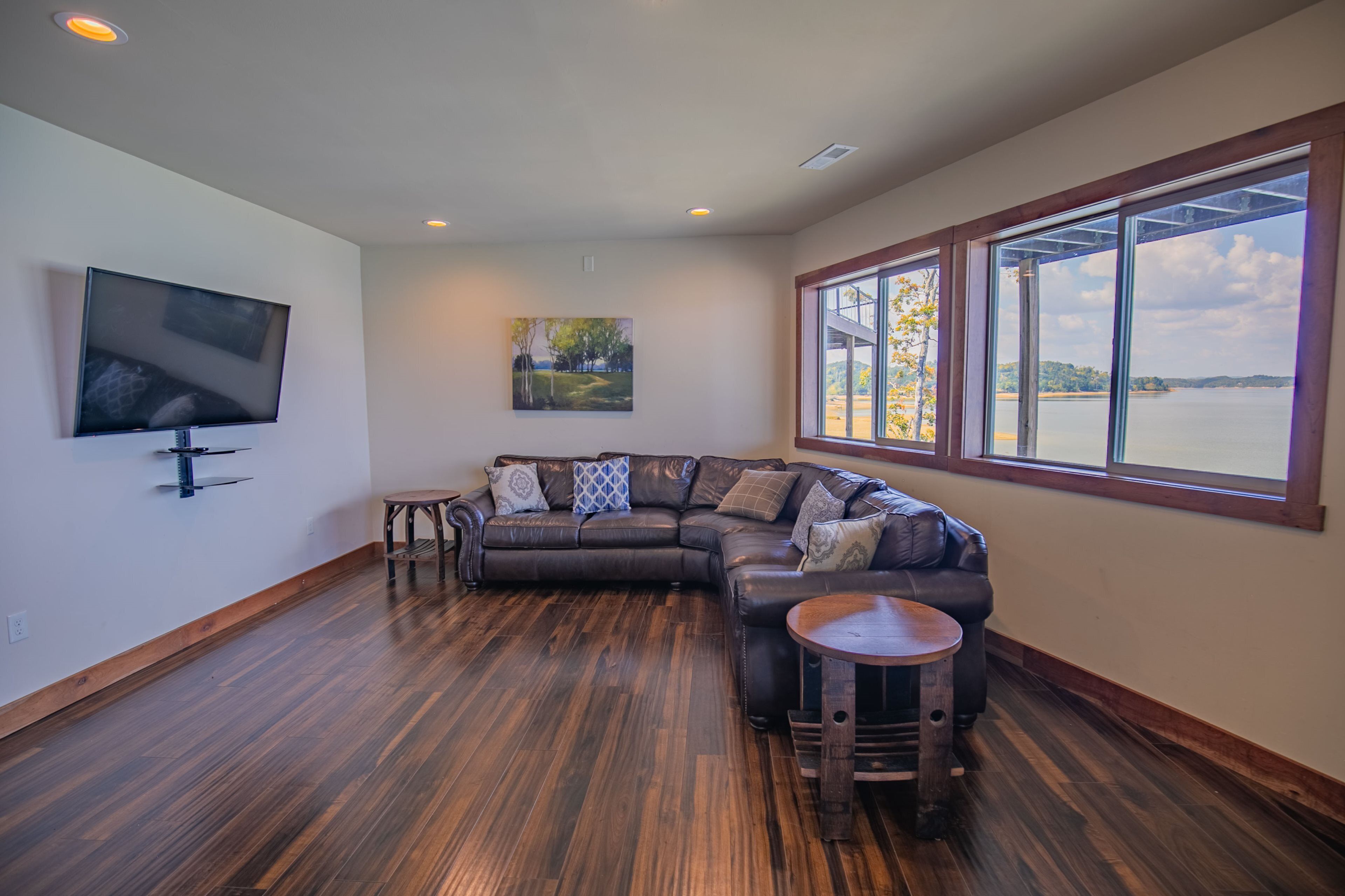 電視、壁爐、DVD 播放機、足球機