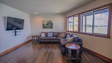 电视、壁炉、DVD 播放器、桌上足球