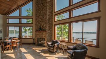 Tv, eldstad, dvd-spelare och bordsfotboll