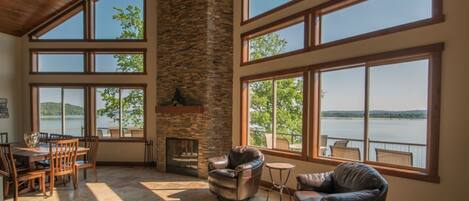 Televisión, chimenea, reproductor de DVD, futbolito