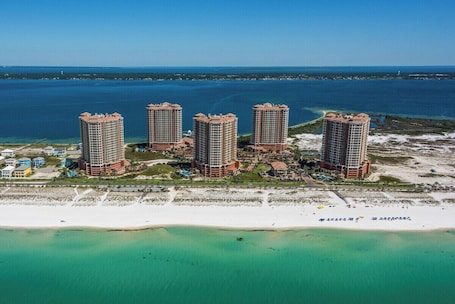 Beach. Sleeps 8-Stunning Ocean Front Views-Luxury Resort