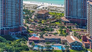 Un complexe hôtelier doté d’une piscine, d’une plage et d’immeubles de grande hauteur.