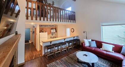 Cozy condo in unbeatable location with great views - walk to slopes