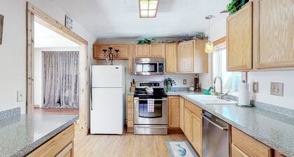 UUSI LUETTELO! Yksityinen, koiraystävällinen koti, jossa kylpytynnyri - kävele rannalle