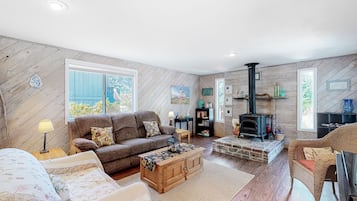 Una televisión, un reproductor de DVD, libros