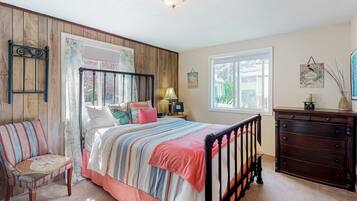 2 bedrooms, iron/ironing board, internet, bed sheets