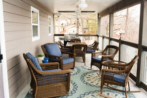 Outdoor dining - Enjoy a gorgeous Beaver Lake View Right in Prairie Creek at The Blue Heron. (Rogers)