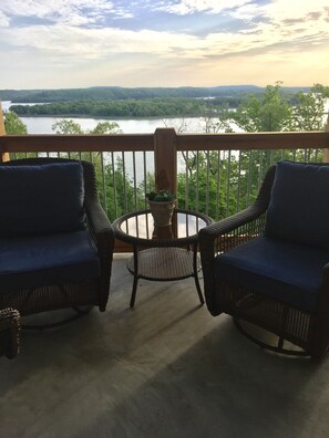 Property grounds - Enjoy a gorgeous Beaver Lake View Right in Prairie Creek at The Blue Heron. (Rogers)