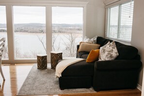 Televisión y chimenea 