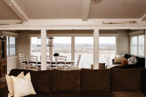 Televisión y chimenea 