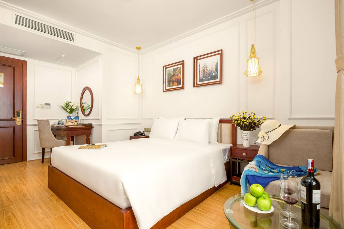 Doppia Deluxe, vista mare parziale | Biancheria da letto di alta qualità, minibar, una cassaforte in camera