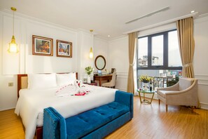 Dobbeltrom – deluxe, byutsikt | Sengetøy av topp kvalitet, minibar, safe på rommet og skrivebord