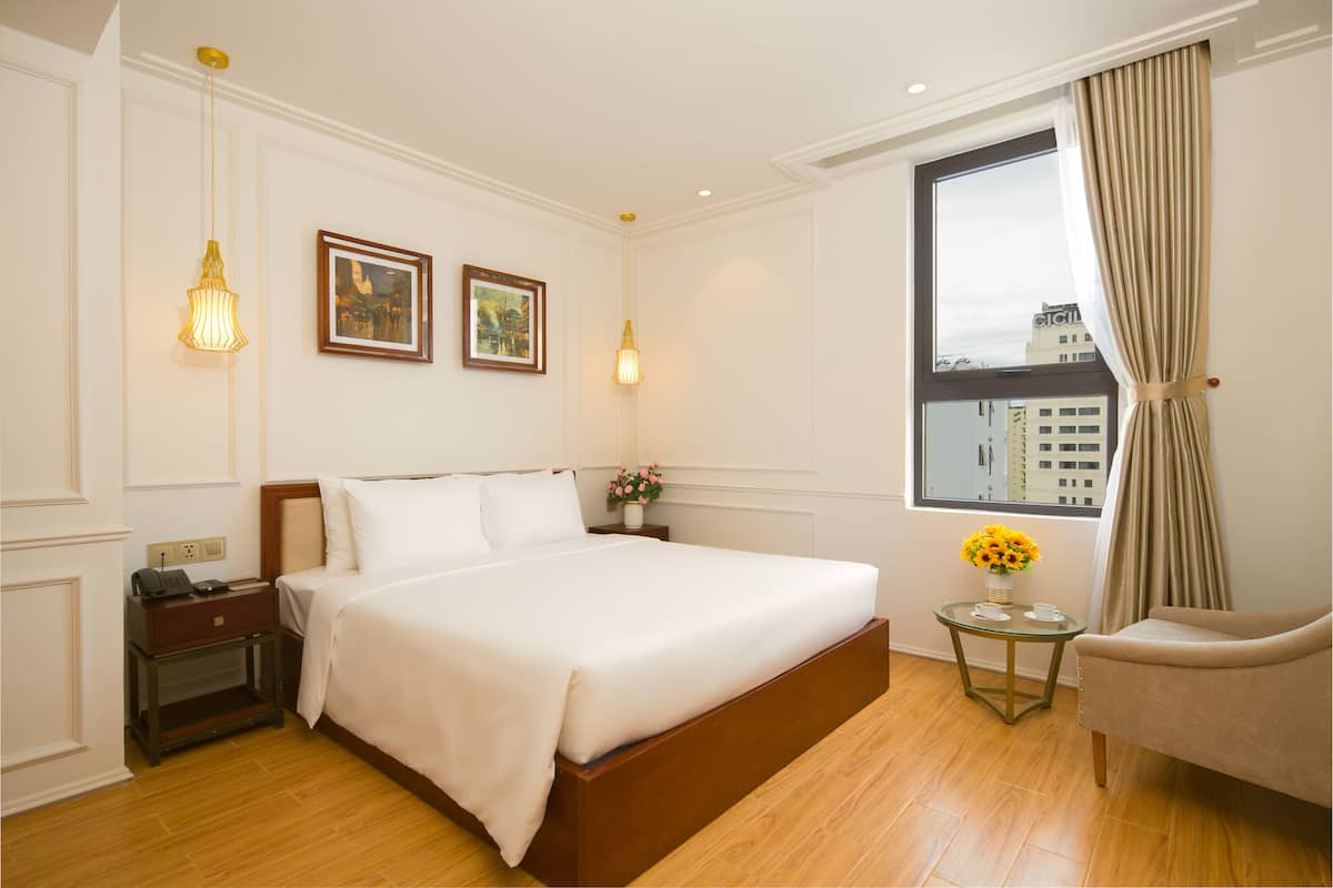 Doppia Superior, vista città | Biancheria da letto di alta qualità, minibar, una cassaforte in camera