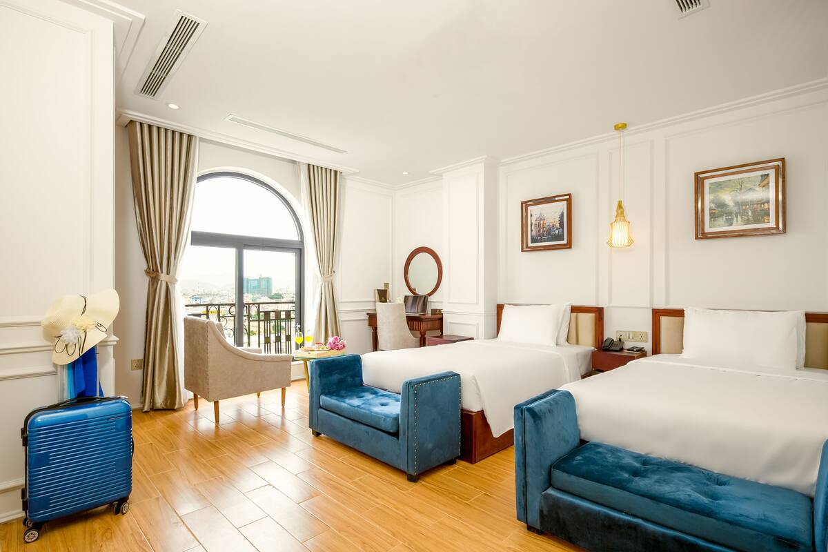 Camera Deluxe con 2 letti singoli, vista città | Biancheria da letto di alta qualità, minibar, una cassaforte in camera