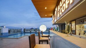 Poolside bar - Ruby Light Hotel Danang (Da Nang)