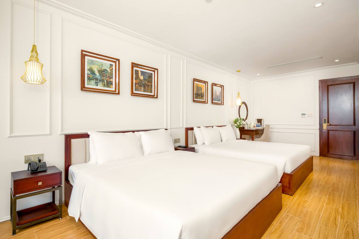 Camera familiare (Ruby - 2 King Beds) | Biancheria da letto di alta qualità, minibar, una cassaforte in camera