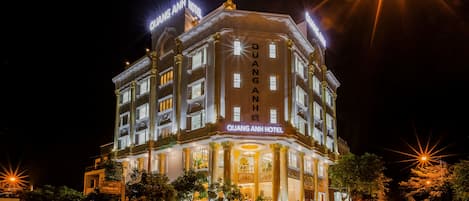 Mặt tiền nơi lưu trú - ban đêm