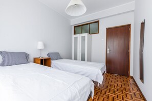 3 habitaciones, tabla de planchar con plancha, wifi y ropa de cama 
