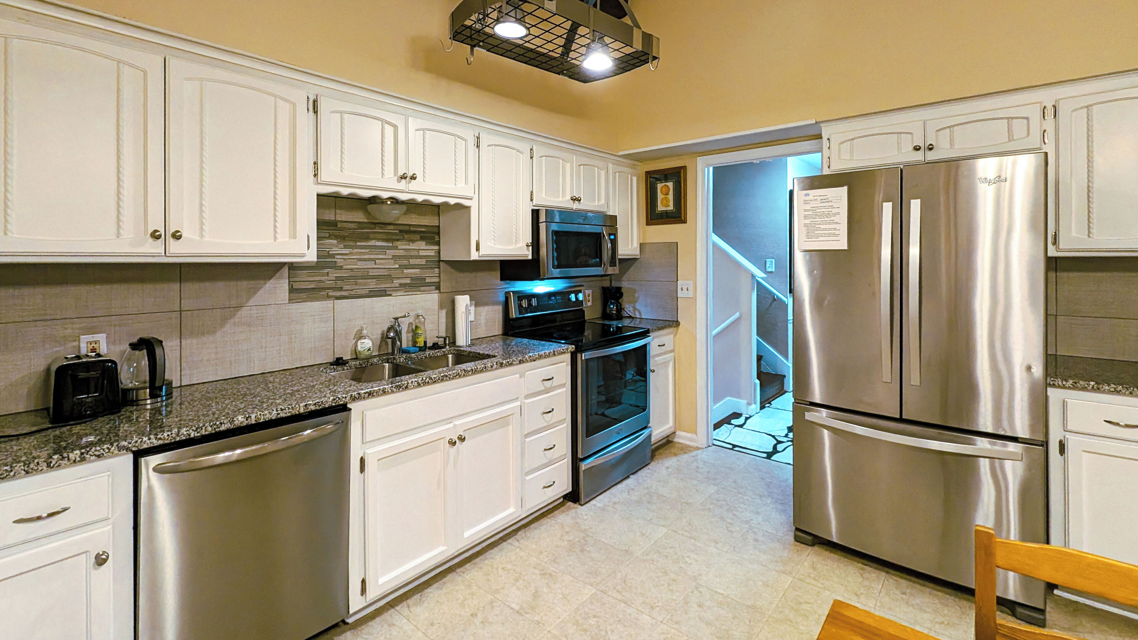 Microondas, lavavajillas, cafetera y tetera y utensilios de cocina 