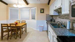 ميكروويف، غسالة أطباق، ماكينة لصنع القهوة/الشاي