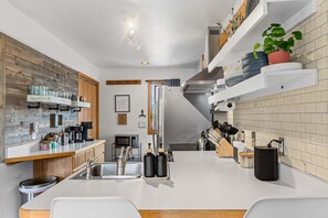 Wasserkocher mit Kaffee-/Teezubehör, Kühlschrank, Mikrowelle, Ofen