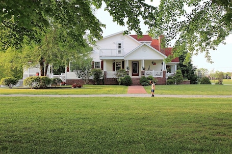Exterior. The Red Fox Inn by Cummins Falls / Baxter / Cookeville