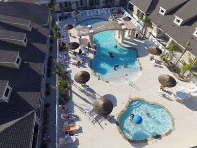 Best pool on the Island! Walk to beach! & 10/10 Rated!