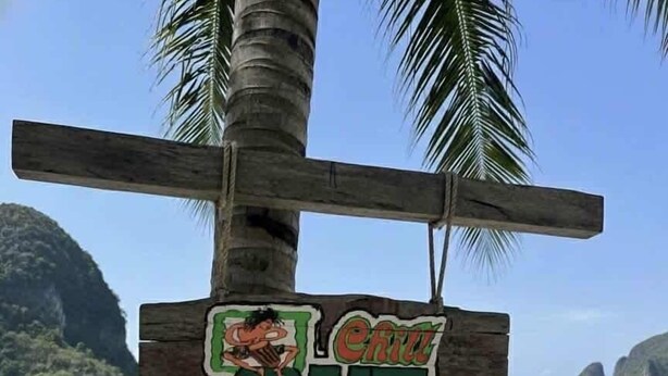 Een houten bord met de tekst 'Chill Bar Bungalows' op Tonsai Beach, Krabi, Thailand, bereikbaar met een longtail boot, en kaartjes verkrijgbaar op Ao Nang Beach.
