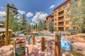 A heated pool - Condo with Shared Pool, Sauna & Hot Tub, WiFi, and Washer/Dryer - Walk to Gondola (Keystone)
