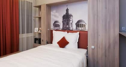 Edullinen majoitus OR Tambon kansainvälisellä lentokentällä