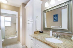 Combined shower/bathtub, hair dryer - Salt Water Pool. Walk2Beach. Coastal Home Sleeps 9 (Naples)