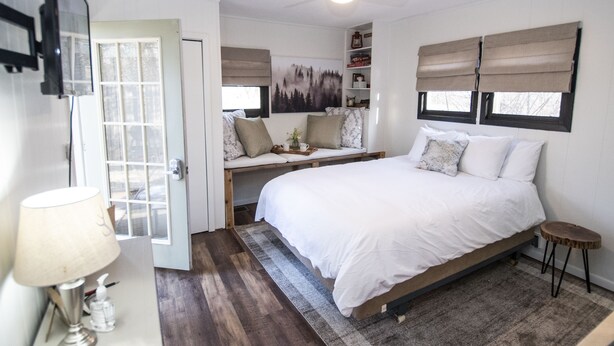 A bedroom with a bed, bedside table, lamp, and a ceiling fan. - The Bay Tiny House - Romantic Hideaway (Williams Bay)