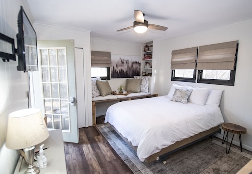 The Tiny Bay House - Romantic Hideaway