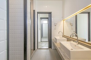 Douche, sèche-cheveux, chaussons, serviettes fournies