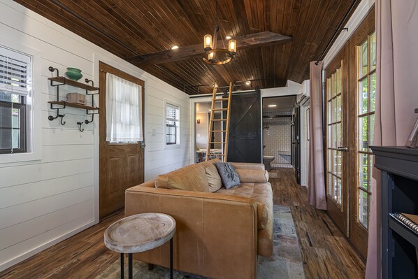 Smart TV, fireplace, books - Modern Pond-View Cabin Near Lake of Egypt (Marion)
