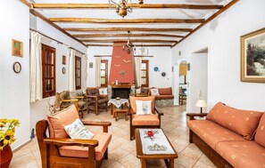 TV - Amazing home in Agios Vasilios (Agios Vasilios)