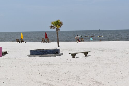 Come enjoy some laid-back beach vibes. Walk to the beach, shops, restaurants. 