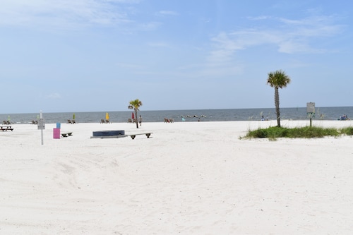 Come enjoy some laid-back beach vibes. Walk to the beach, shops, restaurants. 