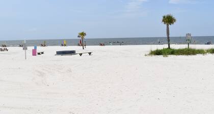 Come enjoy some laid-back beach vibes. Walk to the beach, shops, restaurants.