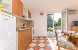 Refrigerador, parrilla de estufa y utensilios de cocina 