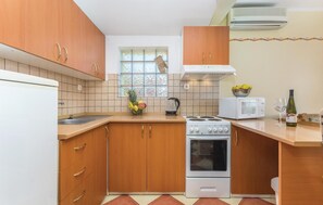 Réfrigérateur, four à micro-ondes, surface de cuisson
